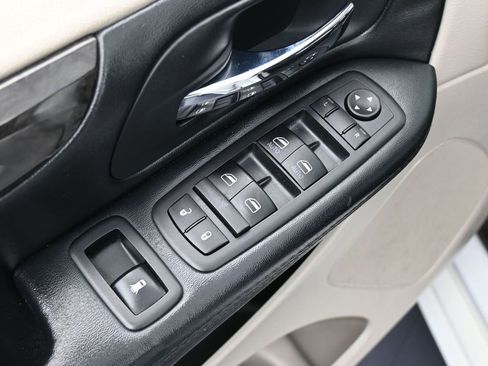 Used 2020 Dodge Grand Caravan SE image 16