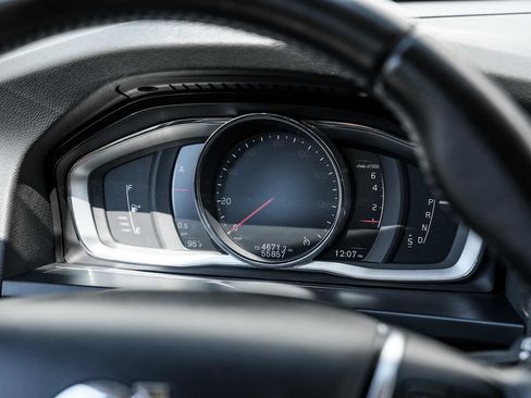 Used 2017 Volvo V60 T5 Premier w/ Convenience Package image 18