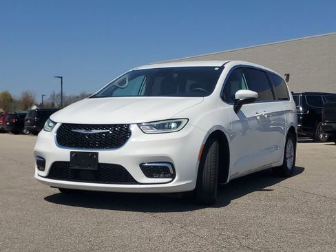 Used 2023 Chrysler Pacifica Touring-L FWD image 4