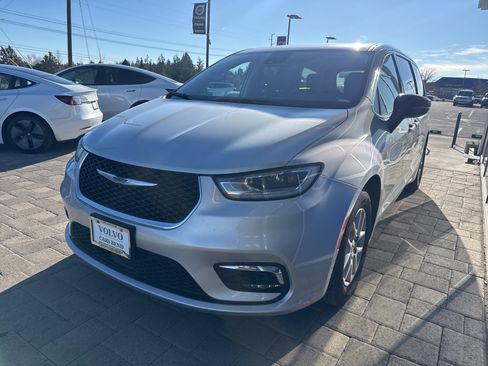 Used 2024 Chrysler Pacifica Touring-L image 3