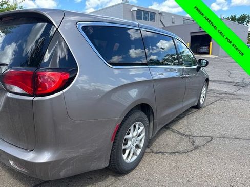 Used 2017 Chrysler Pacifica Touring FWD image 9