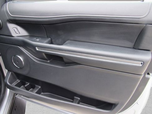 Used 2023 Ford Expedition XLT image 40