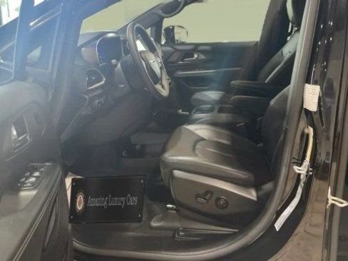 Used 2025 Chrysler Pacifica Select FWD image 7