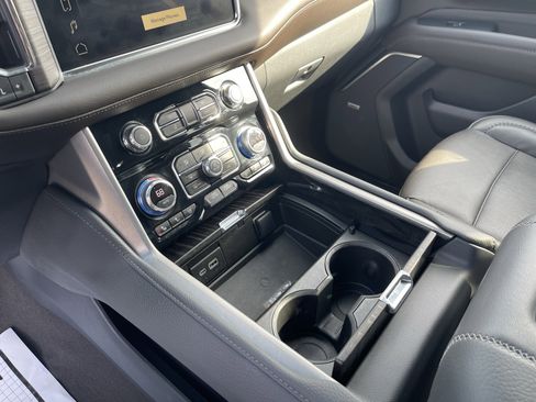 Used 2023 GMC Yukon Denali image 12