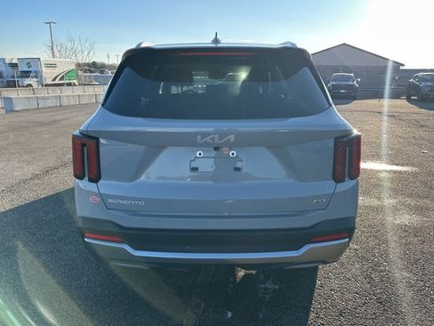 Used 2025 Kia Sorento S w/ Panoramic Sunroof Package image 4