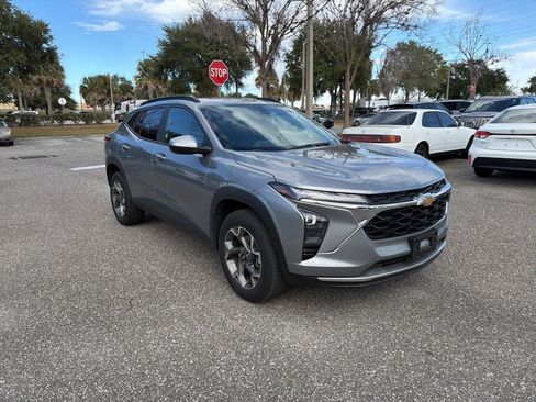 Used 2025 Chevrolet Trax LT w/ LT Convenience Package image 7