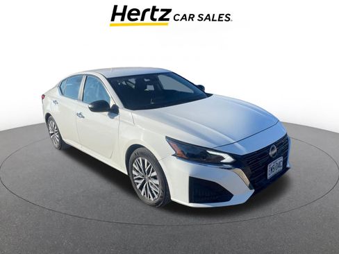 Used 2025 Nissan Altima 2.5 SV image 1