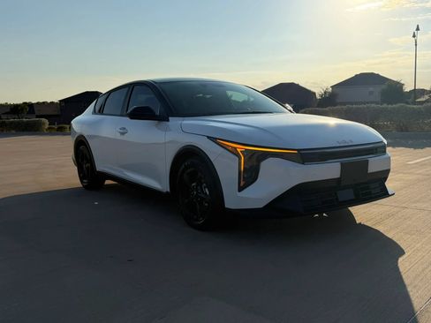 Used 2025 Kia K4 FWD image 3