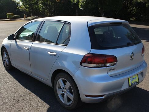 Used 2010 Volkswagen Golf 4-Door FWD image 3