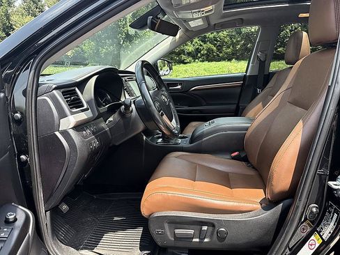 Used 2019 Toyota Highlander Limited Platinum AWD/4WD image 11