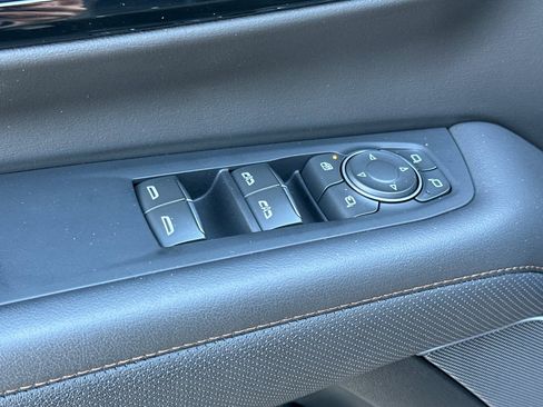 Certified 2025 Chevrolet Suburban High Country image 12