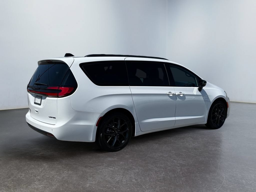 Used 2025 Chrysler Pacifica Limited FWD image 3