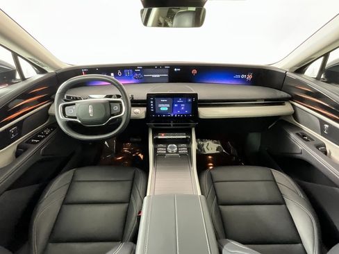Used 2025 Lincoln Nautilus Premier image 10