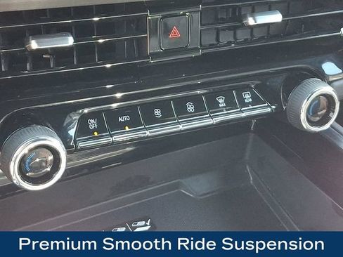 Used 2025 Chevrolet Suburban Z71 AWD/4WD image 14