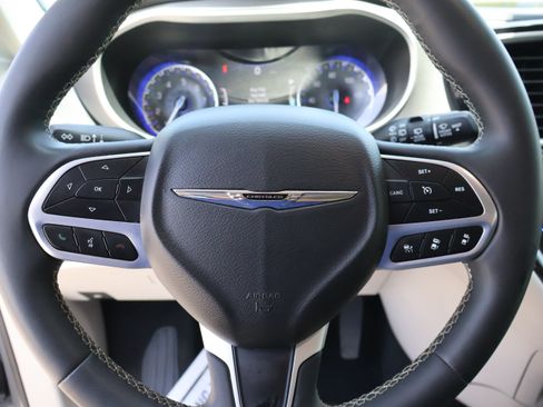 Used 2023 Chrysler Pacifica Touring-L FWD image 36