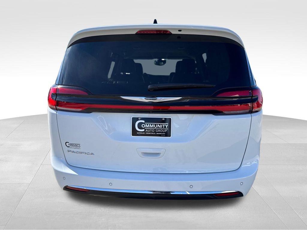 Used 2024 Chrysler Pacifica Touring-L FWD image 4