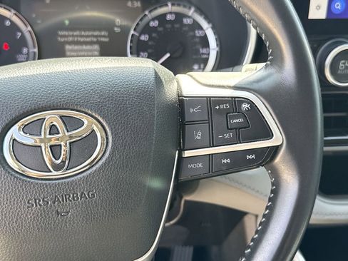 Used 2024 Toyota Highlander XLE FWD image 27
