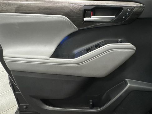 Used 2020 Toyota Highlander Limited image 10