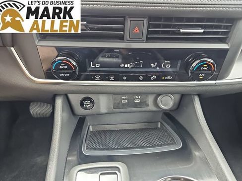 Used 2025 Nissan Rogue SV FWD image 17