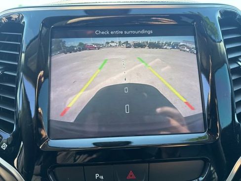 Used 2019 Jeep Cherokee Limited FWD image 32