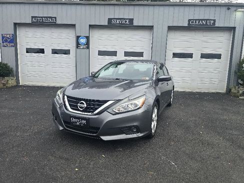 Used 2017 Nissan Altima 2.5 SV image 2