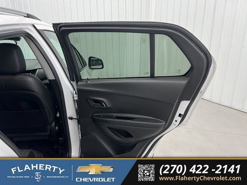 Used 2020 Chevrolet Trax LT w/ LT Convenience Package image 12