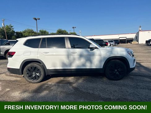 Used 2024 Volkswagen Atlas SE w/ Panoramic Sunroof Package FWD image 2