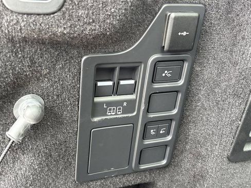 Used 2024 Land Rover Discovery S AWD/4WD image 5