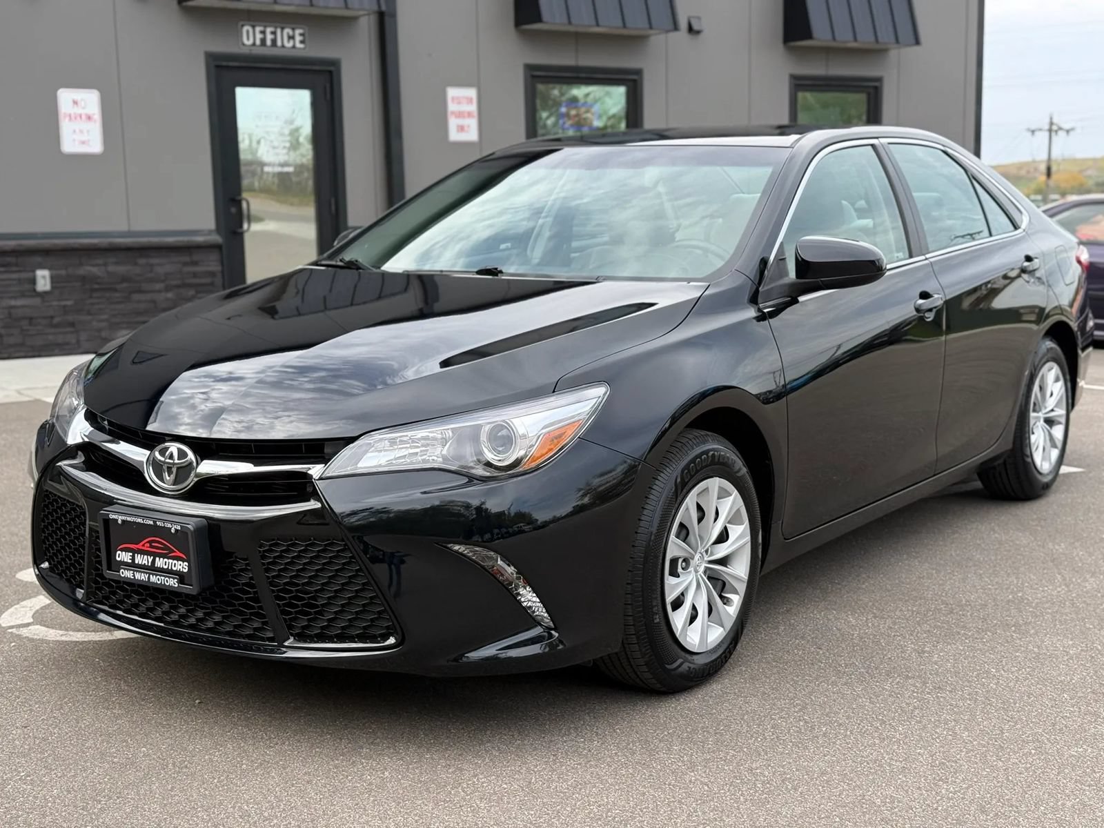 Used 2015 Toyota Camry LE FWD image 1