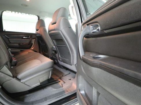 Used 2017 Chevrolet Traverse LT w/ Style and Technology Package FWD image 11