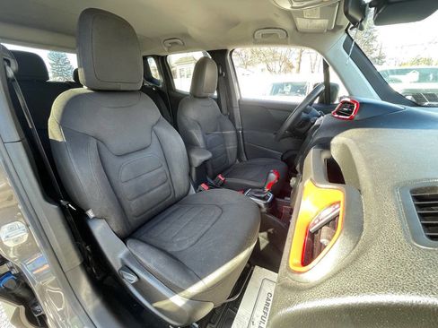 Used 2018 Jeep Renegade Latitude image 32