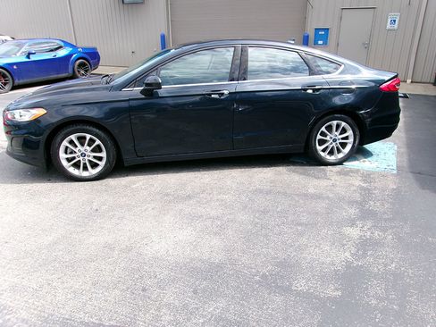 Used 2020 Ford Fusion SE FWD image 3