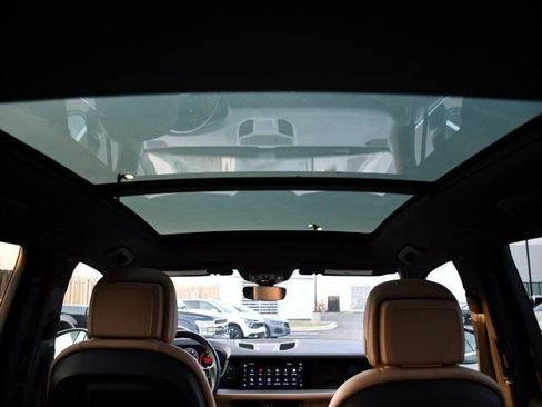 Used 2025 Porsche Cayenne image 27