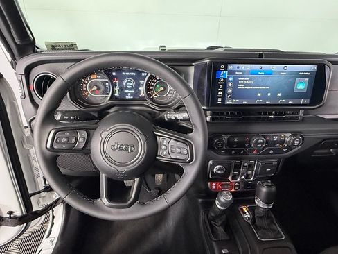 Used 2026 Jeep Wrangler Unlimited Rubicon AWD/4WD image 16