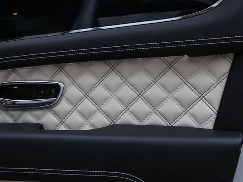 Used 2021 Bentley Bentayga image 70