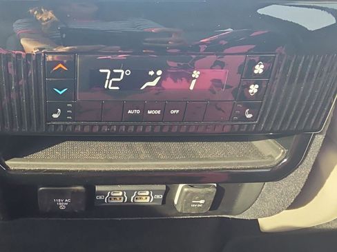 Used 2024 Jeep Wagoneer L Series III w/ Premium Group I image 21