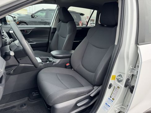 Used 2021 Toyota RAV4 LE image 25