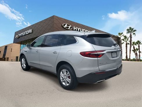 Used 2020 Buick Enclave Essence image 2