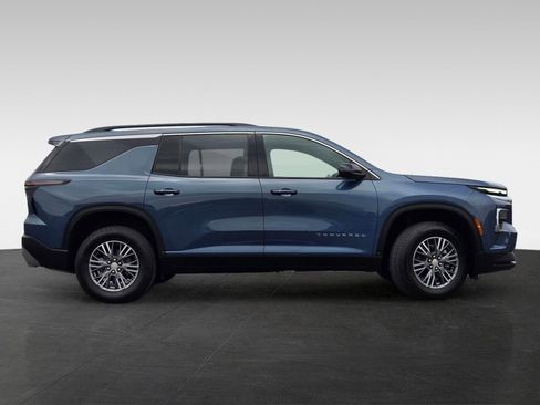 Used 2025 Chevrolet Traverse LT FWD image 3