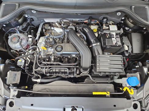 Certified 2025 Volkswagen Taos SE FWD image 31