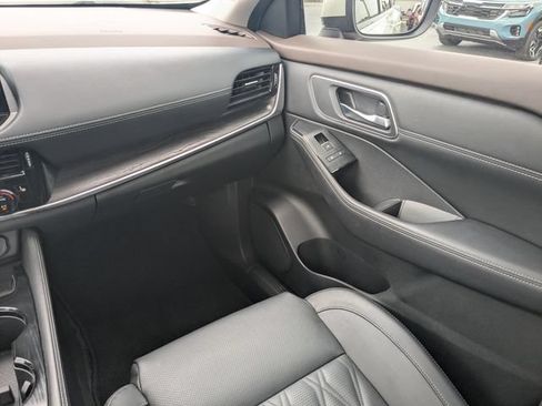 Used 2023 Nissan Rogue Platinum w/ Platinum Premium Package FWD image 17