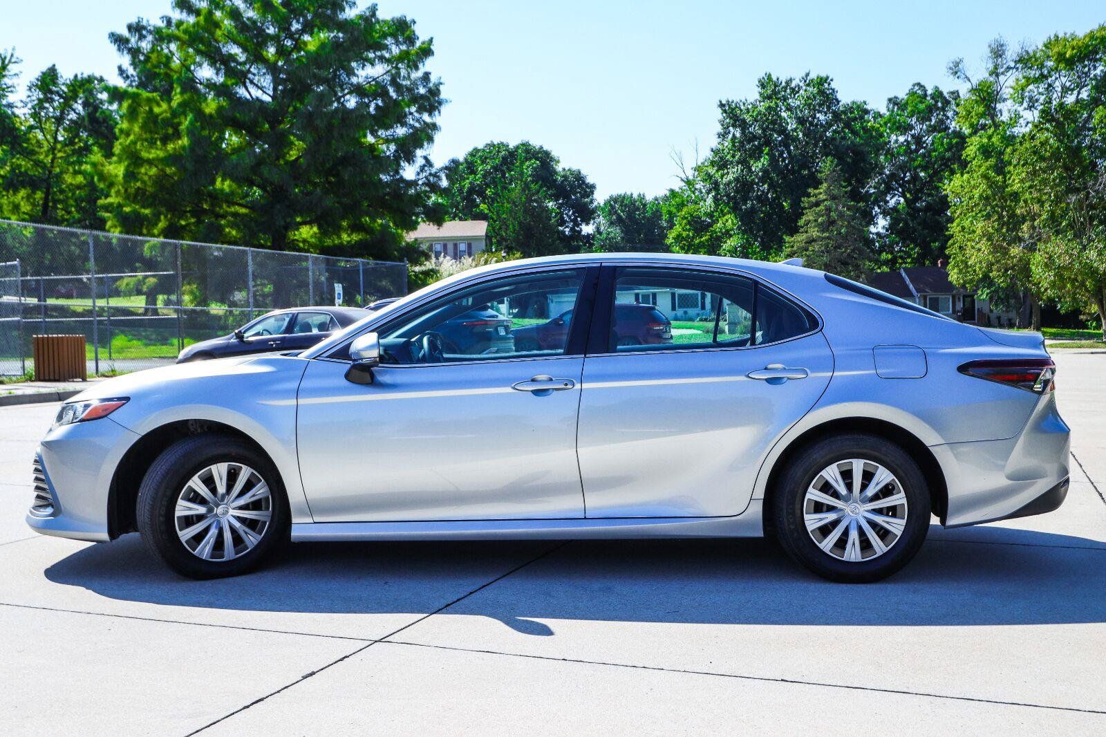 Used 2022 Toyota Camry LE FWD image 4