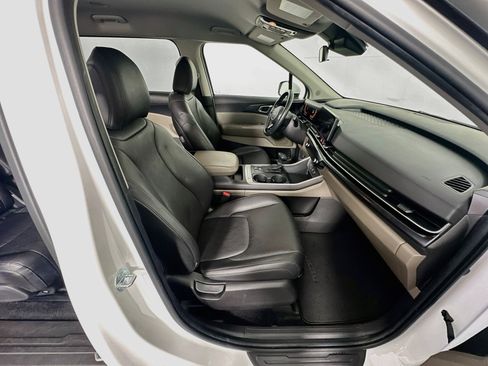 Used 2025 Kia Carnival FWD image 33