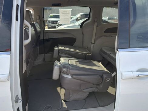 Used 2017 Chrysler Pacifica Touring-L FWD image 29