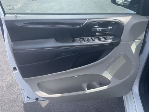 Used 2016 Chrysler Town & Country Touring image 11