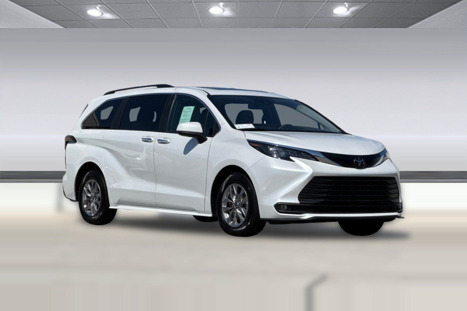 Used 2026 Toyota Sienna XLE FWD image 7