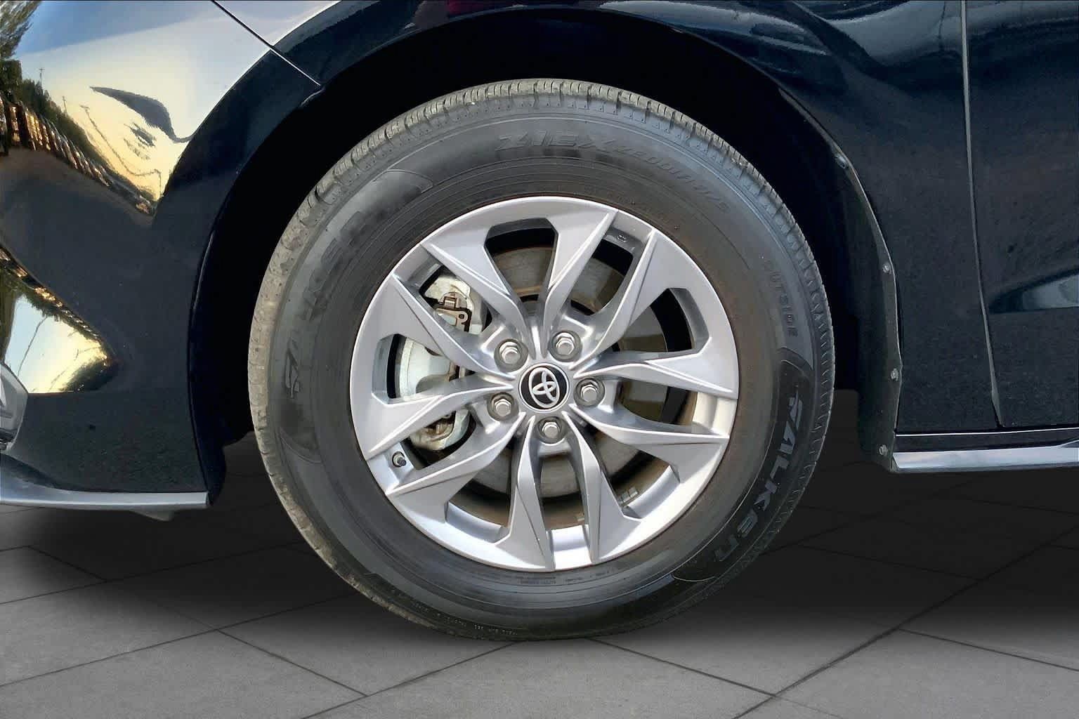 Used 2025 Toyota Sienna XLE FWD image 11