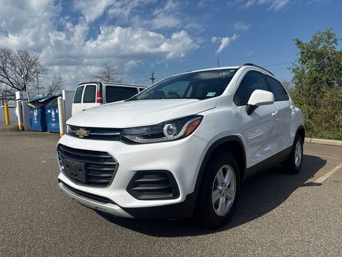 Certified 2022 Chevrolet Trax LT w/ LT Convenience Package AWD/4WD image 4