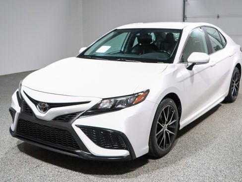Used 2022 Toyota Camry SE FWD image 29