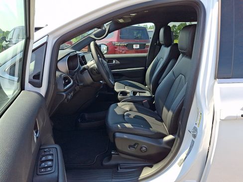 New 2027 Chrysler Pacifica LX FWD image 9